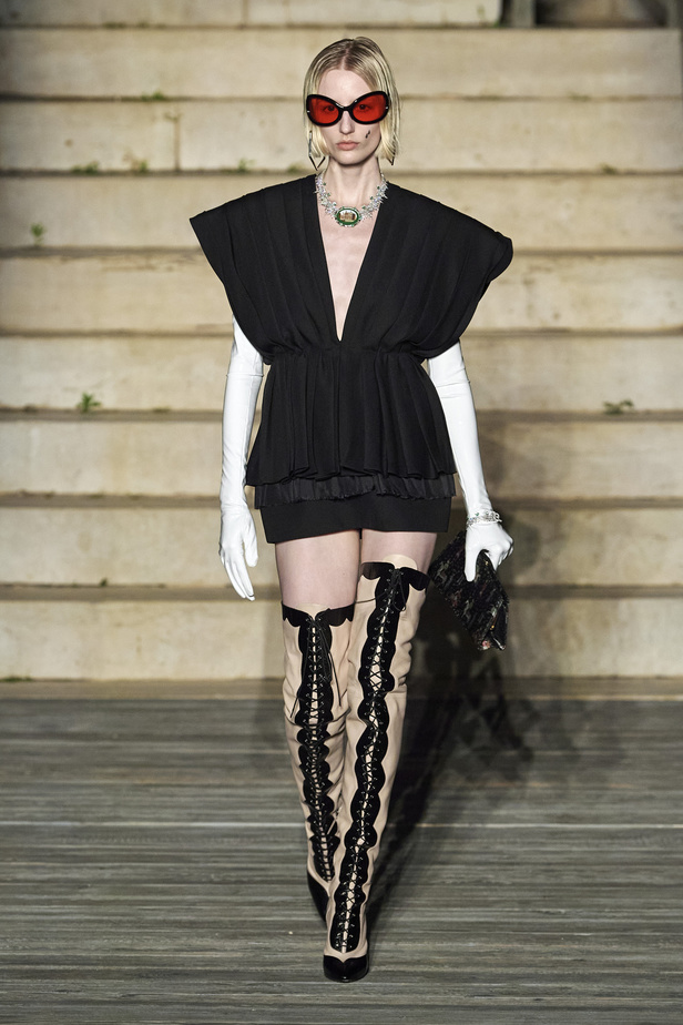 عرض أزياء غوتشي كروز 2023 خطوة نحو مستقبل حيوي في عالم الموضة