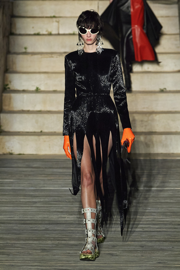 عرض أزياء غوتشي كروز 2023 خطوة نحو مستقبل حيوي في عالم الموضة