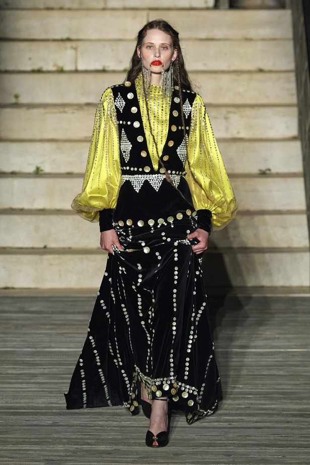 عرض أزياء غوتشي كروز 2023 خطوة نحو مستقبل حيوي في عالم الموضة