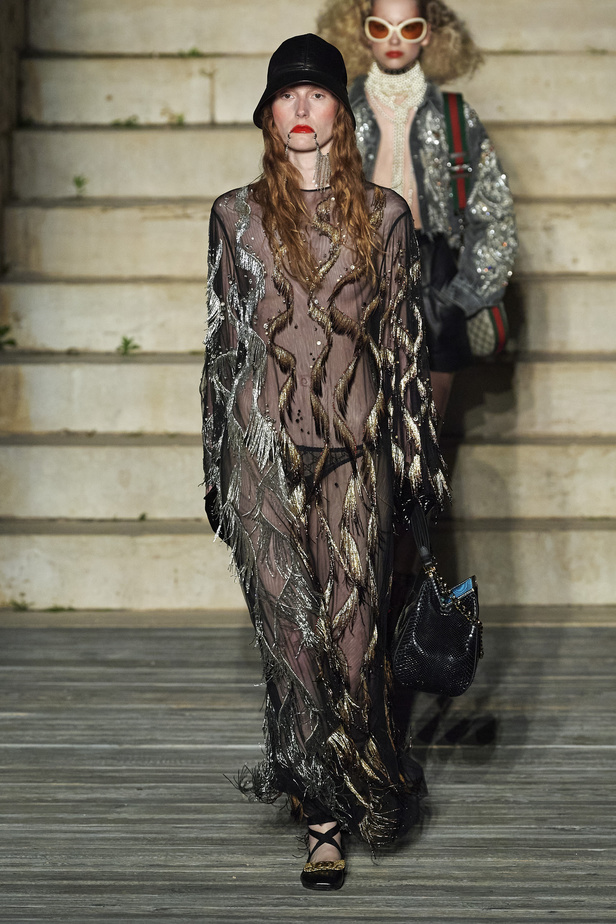 عرض أزياء غوتشي كروز 2023 خطوة نحو مستقبل حيوي في عالم الموضة