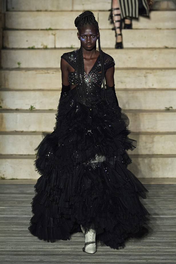 عرض أزياء غوتشي كروز 2023 خطوة نحو مستقبل حيوي في عالم الموضة