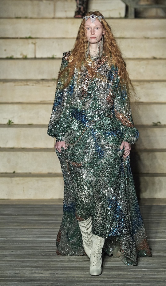 عرض أزياء غوتشي كروز 2023 خطوة نحو مستقبل حيوي في عالم الموضة