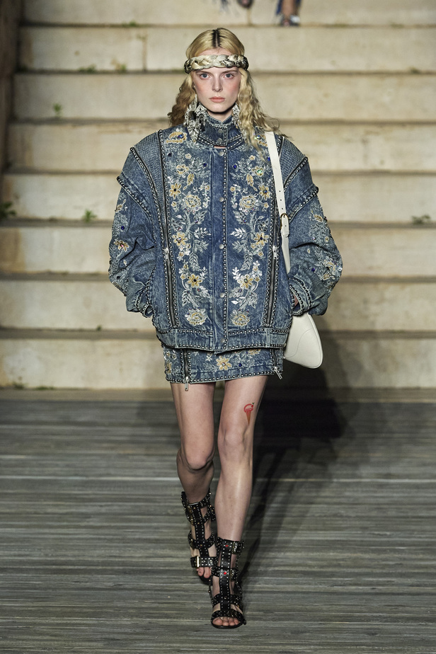 عرض أزياء غوتشي كروز 2023 خطوة نحو مستقبل حيوي في عالم الموضة