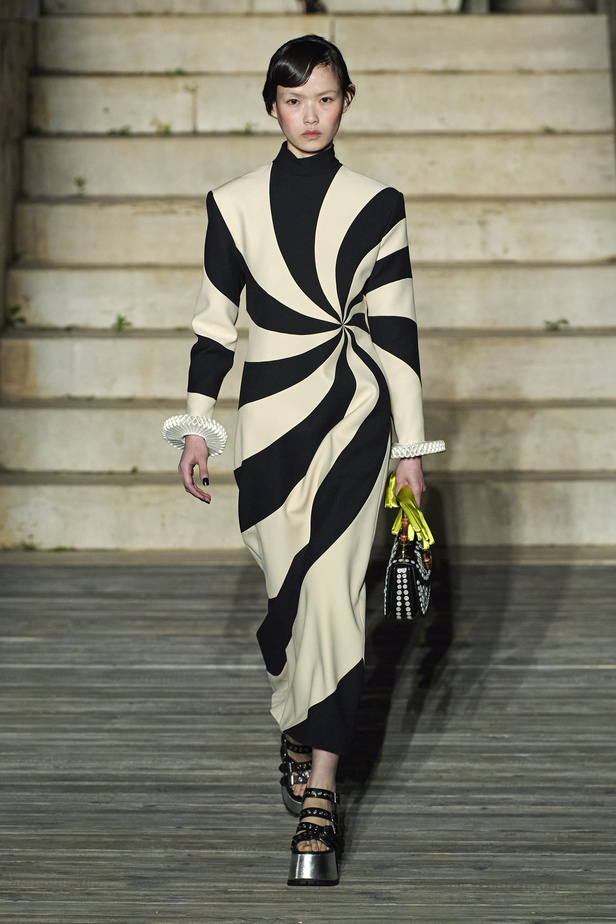 عرض أزياء غوتشي كروز 2023 خطوة نحو مستقبل حيوي في عالم الموضة