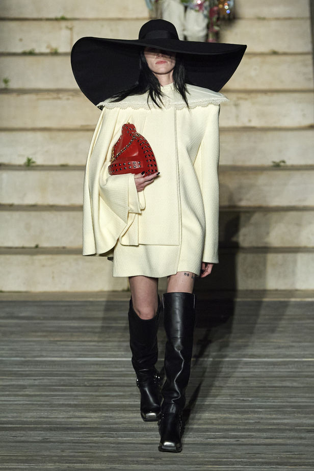 عرض أزياء غوتشي كروز 2023 خطوة نحو مستقبل حيوي في عالم الموضة