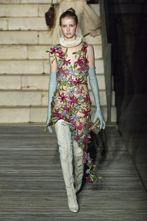 عرض أزياء غوتشي كروز 2023 خطوة نحو مستقبل حيوي في عالم الموضة