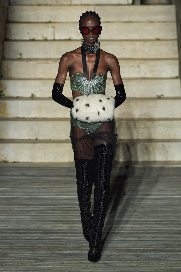 عرض أزياء غوتشي كروز 2023 خطوة نحو مستقبل حيوي في عالم الموضة