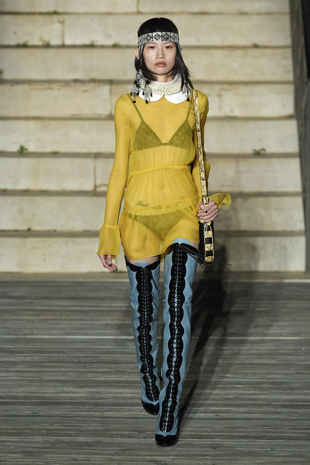 عرض أزياء غوتشي كروز 2023 خطوة نحو مستقبل حيوي في عالم الموضة