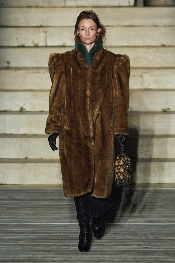 عرض أزياء غوتشي كروز 2023 خطوة نحو مستقبل حيوي في عالم الموضة