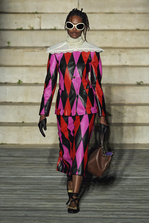 عرض أزياء غوتشي كروز 2023 خطوة نحو مستقبل حيوي في عالم الموضة