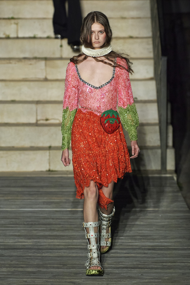 عرض أزياء غوتشي كروز 2023 خطوة نحو مستقبل حيوي في عالم الموضة