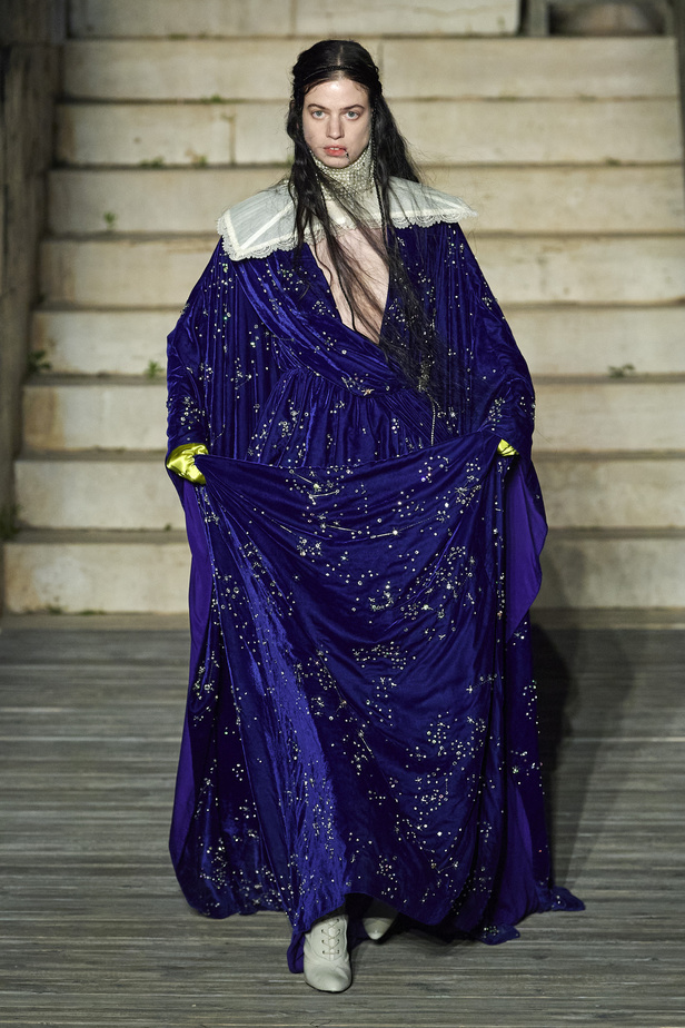 عرض أزياء غوتشي كروز 2023 خطوة نحو مستقبل حيوي في عالم الموضة