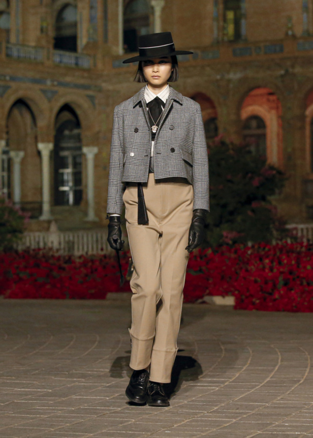 Dior تحتفل بالأنوثة في مجموعة "ديور كروز" للعام 2023