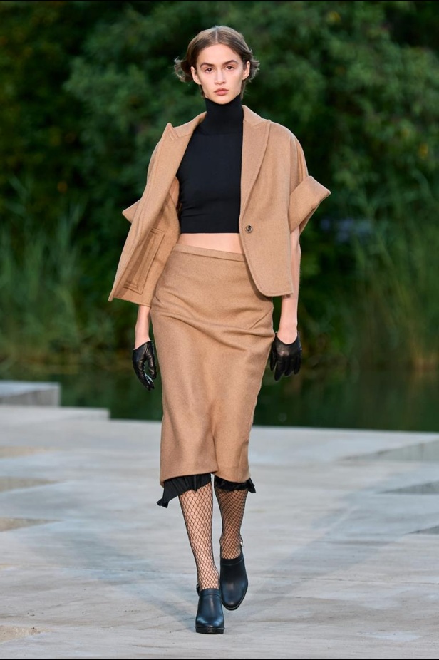 عرض أزياء Max Mara Resort 2023