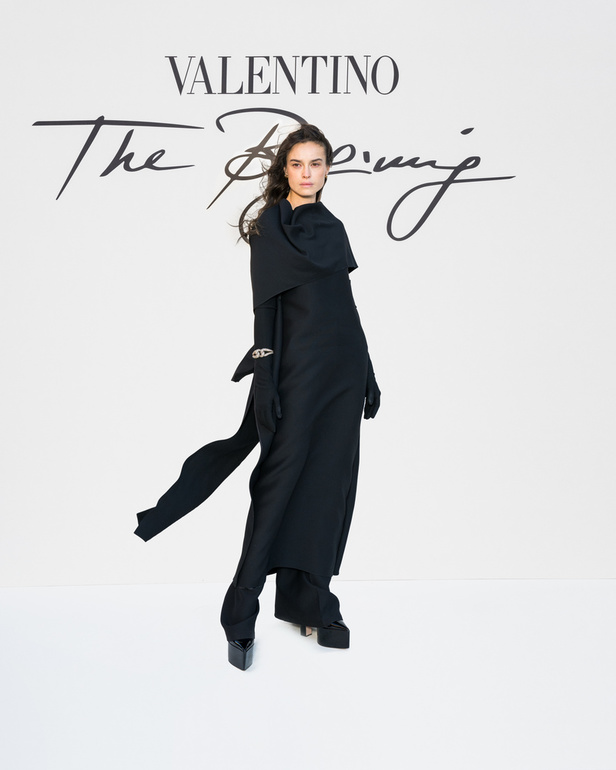 مجموعة Valentino للهوت كوتور 2022 تتخطى التقاليد بقطع عصرية