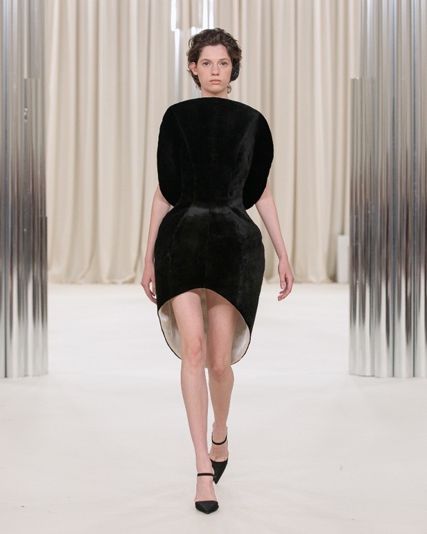 Ashi Studio تكشف عن مجموعة كوتور خريف وشتاء 2023 بعنوان "الأمواج"