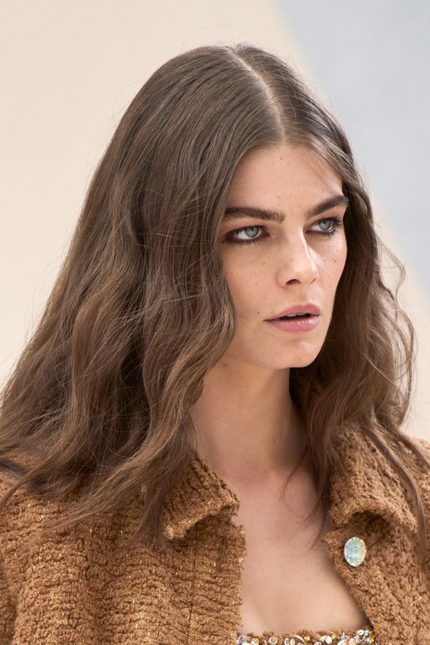 اطلالات جمالية من مجموعة CHANEL للأزياء الراقية لخريف وشتاء 2023