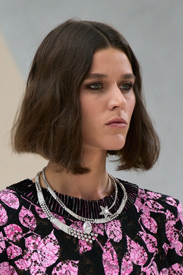 اطلالات جمالية من مجموعة CHANEL للأزياء الراقية لخريف وشتاء 2023