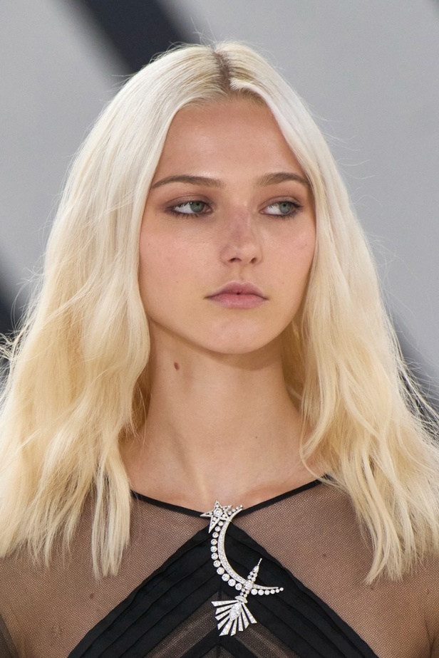 اطلالات جمالية من مجموعة CHANEL للأزياء الراقية لخريف وشتاء 2023