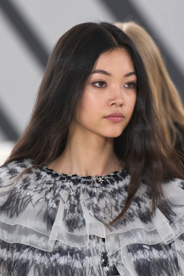 اطلالات جمالية من مجموعة CHANEL للأزياء الراقية لخريف وشتاء 2023