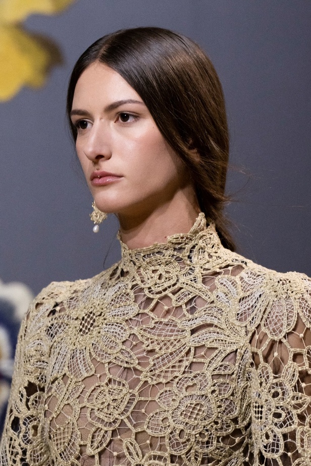 مجموعة Dior للتصاميم الراقية لخريف 2023 تصاميم ثورية بين التقاليد والفلكلور