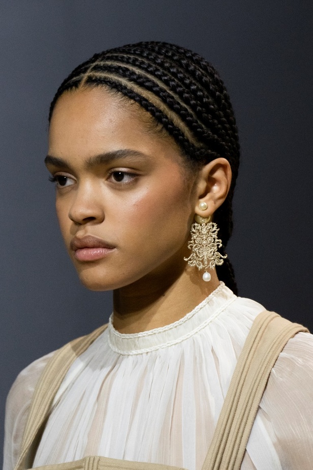 تُجسّد شجرة الحياة القلب النابض لأعمال الفنّانة الأوكرانيّة أوليسيا تروفيمنكوOlesia  Trofymenko ونقطة الانطلاق لمجموعة "ديور" Dior للتصاميم الراقية "أوت كوتور" لموسم خريف وشتاء 2022-2023 من تصميم Maria Grazia Chiuri . يُضفي كلّ من الرسم والتطريز شحنةً عاطفيّةً على هذه الصورة التي تُشكّل رمزًا لمختلف الثقافات والأساطير البعيدة في أقاصي الأرض. تربط شجرة الحياة كافّة أشكال التكوين؛ فهي تصل إلى السماء وتربطها بالأرض من خلال أغصانها وجذورها. يتماشى شعار "أوليسيا تروفيمنكو" Olesia Trofymenko مع الرّموز الأسلوبيّة