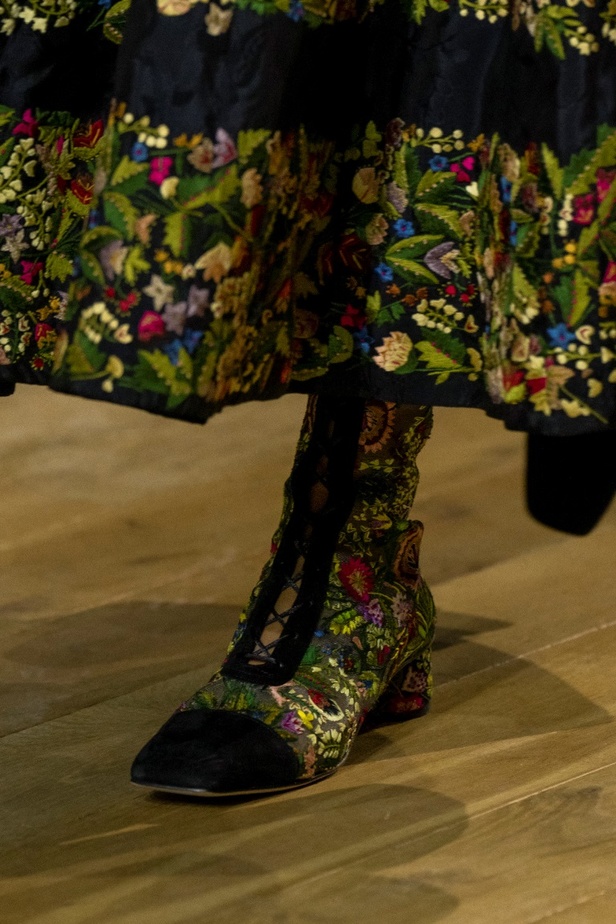 تُجسّد شجرة الحياة القلب النابض لأعمال الفنّانة الأوكرانيّة أوليسيا تروفيمنكوOlesia  Trofymenko ونقطة الانطلاق لمجموعة "ديور" Dior للتصاميم الراقية "أوت كوتور" لموسم خريف وشتاء 2022-2023 من تصميم Maria Grazia Chiuri . يُضفي كلّ من الرسم والتطريز شحنةً عاطفيّةً على هذه الصورة التي تُشكّل رمزًا لمختلف الثقافات والأساطير البعيدة في أقاصي الأرض. تربط شجرة الحياة كافّة أشكال التكوين؛ فهي تصل إلى السماء وتربطها بالأرض من خلال أغصانها وجذورها. يتماشى شعار "أوليسيا تروفيمنكو" Olesia Trofymenko مع الرّموز الأسلوبيّة