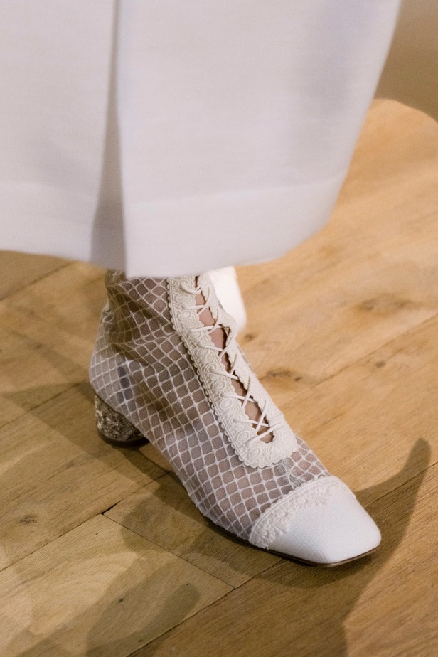 تُجسّد شجرة الحياة القلب النابض لأعمال الفنّانة الأوكرانيّة أوليسيا تروفيمنكوOlesia  Trofymenko ونقطة الانطلاق لمجموعة "ديور" Dior للتصاميم الراقية "أوت كوتور" لموسم خريف وشتاء 2022-2023 من تصميم Maria Grazia Chiuri . يُضفي كلّ من الرسم والتطريز شحنةً عاطفيّةً على هذه الصورة التي تُشكّل رمزًا لمختلف الثقافات والأساطير البعيدة في أقاصي الأرض. تربط شجرة الحياة كافّة أشكال التكوين؛ فهي تصل إلى السماء وتربطها بالأرض من خلال أغصانها وجذورها. يتماشى شعار "أوليسيا تروفيمنكو" Olesia Trofymenko مع الرّموز الأسلوبيّة