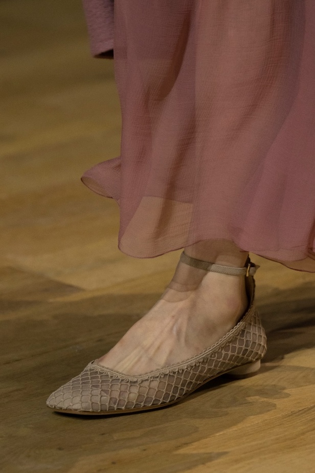 تُجسّد شجرة الحياة القلب النابض لأعمال الفنّانة الأوكرانيّة أوليسيا تروفيمنكوOlesia  Trofymenko ونقطة الانطلاق لمجموعة "ديور" Dior للتصاميم الراقية "أوت كوتور" لموسم خريف وشتاء 2022-2023 من تصميم Maria Grazia Chiuri . يُضفي كلّ من الرسم والتطريز شحنةً عاطفيّةً على هذه الصورة التي تُشكّل رمزًا لمختلف الثقافات والأساطير البعيدة في أقاصي الأرض. تربط شجرة الحياة كافّة أشكال التكوين؛ فهي تصل إلى السماء وتربطها بالأرض من خلال أغصانها وجذورها. يتماشى شعار "أوليسيا تروفيمنكو" Olesia Trofymenko مع الرّموز الأسلوبيّة