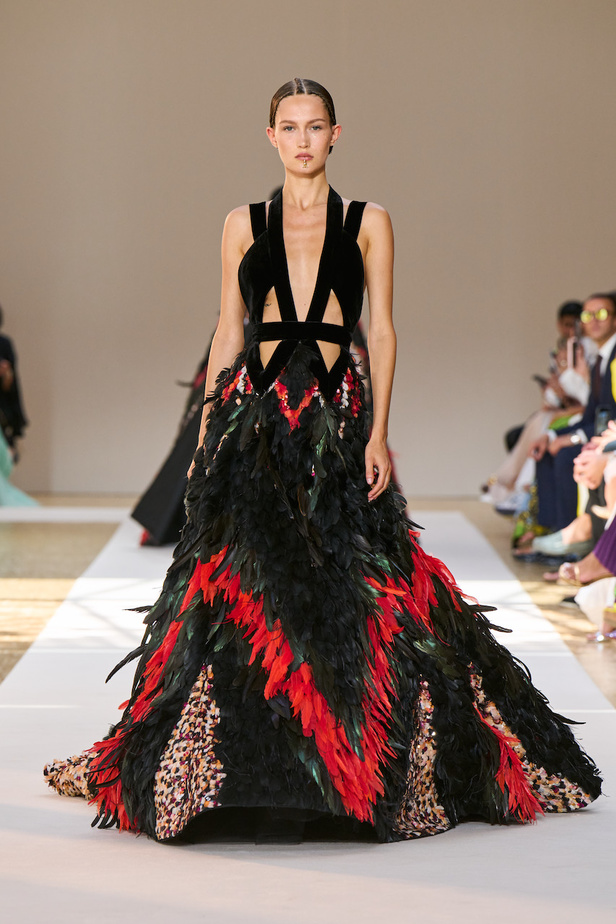 من عرض ايلي صعب للهوت كوتور لموسم خريف وشتاء 2022