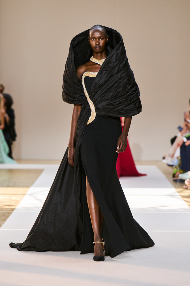 من عرض ايلي صعب للهوت كوتور لموسم خريف وشتاء 2022