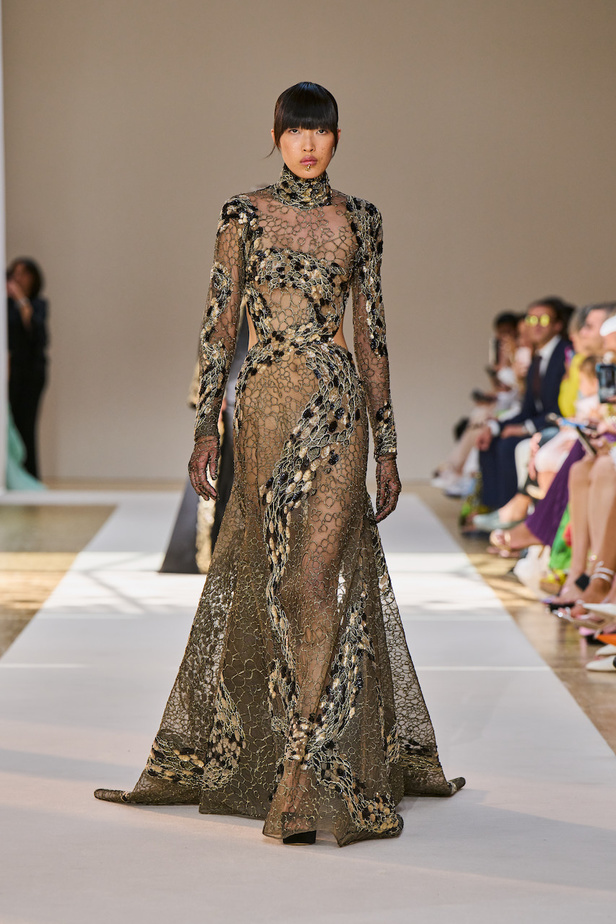 من عرض ايلي صعب للهوت كوتور لموسم خريف وشتاء 2022