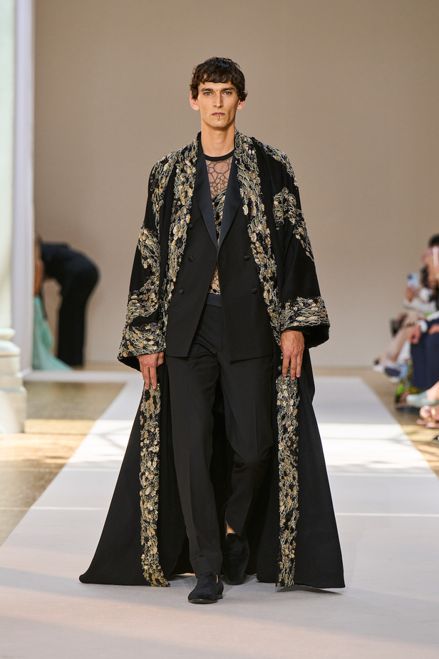 من عرض ايلي صعب للهوت كوتور لموسم خريف وشتاء 2022