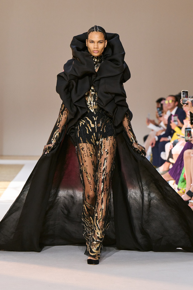 من عرض ايلي صعب للهوت كوتور لموسم خريف وشتاء 2022