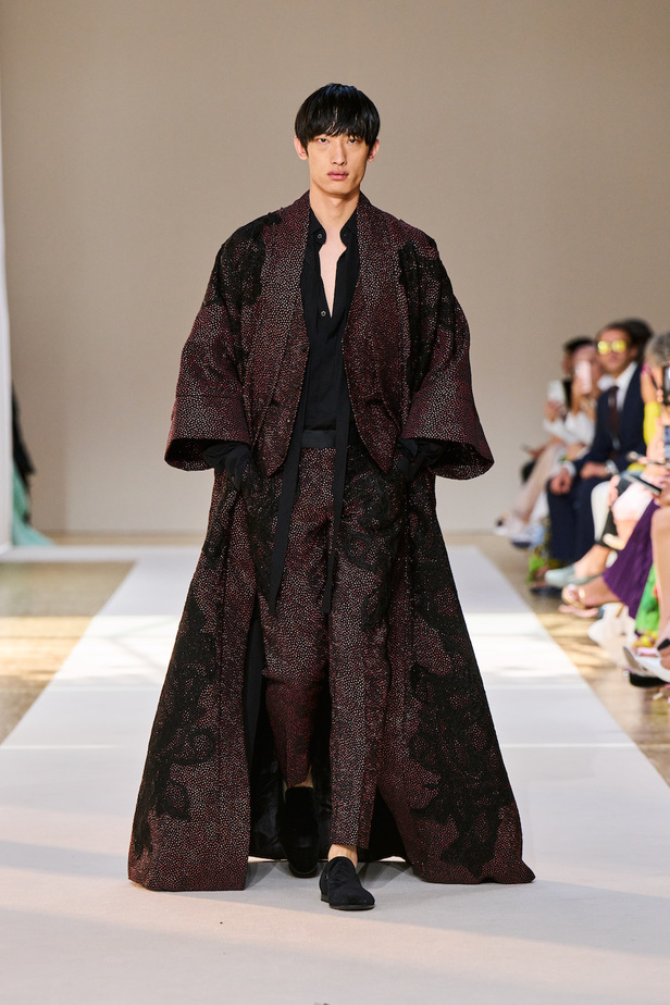 من عرض ايلي صعب للهوت كوتور لموسم خريف وشتاء 2022