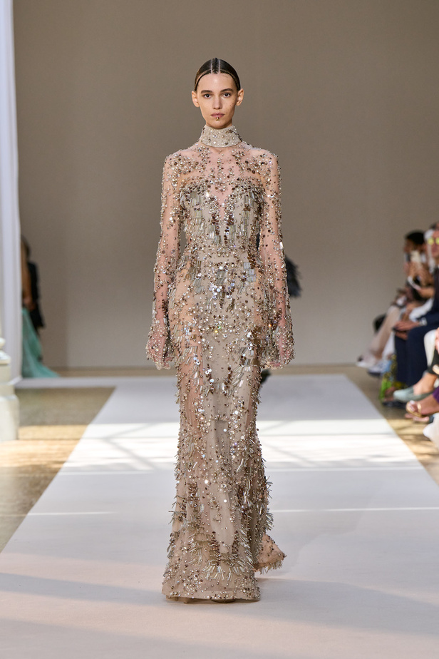 من عرض ايلي صعب للهوت كوتور لموسم خريف وشتاء 2022