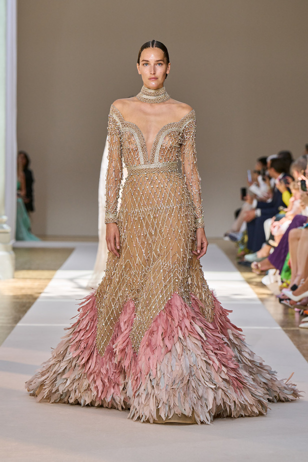 من عرض ايلي صعب للهوت كوتور لموسم خريف وشتاء 2022