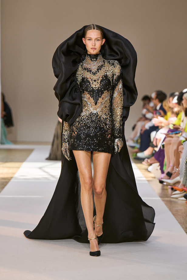 من عرض ايلي صعب للهوت كوتور لموسم خريف وشتاء 2022