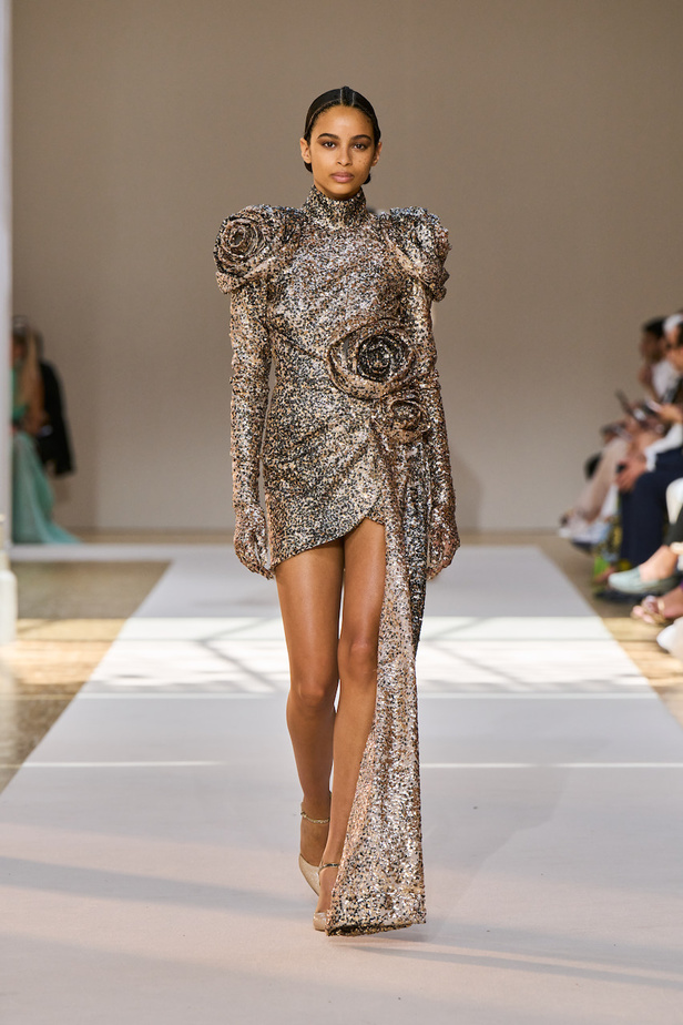 من عرض ايلي صعب للهوت كوتور لموسم خريف وشتاء 2022