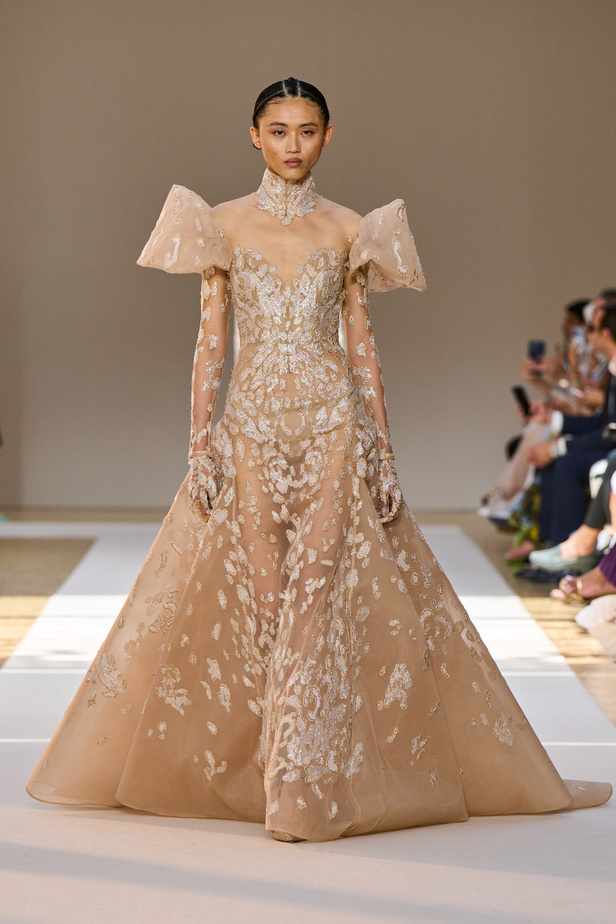 من عرض ايلي صعب للهوت كوتور لموسم خريف وشتاء 2022