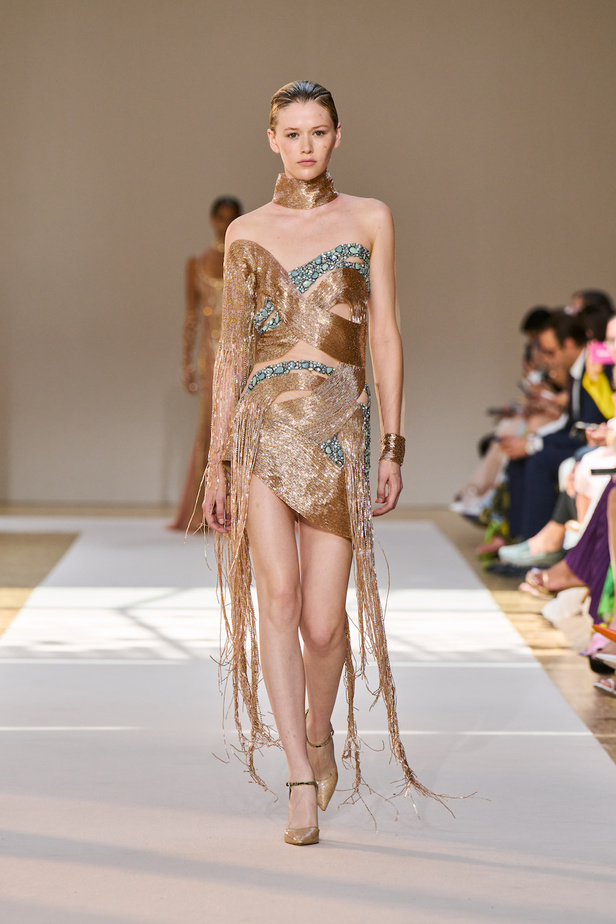 من عرض ايلي صعب للهوت كوتور لموسم خريف وشتاء 2022