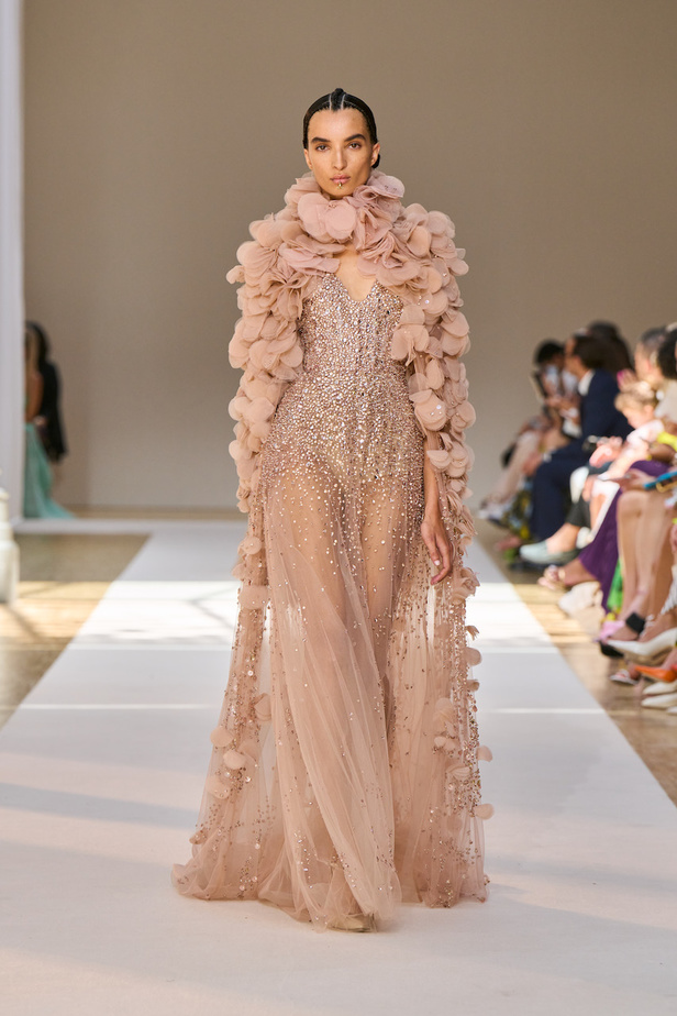 من عرض ايلي صعب للهوت كوتور لموسم خريف وشتاء 2022