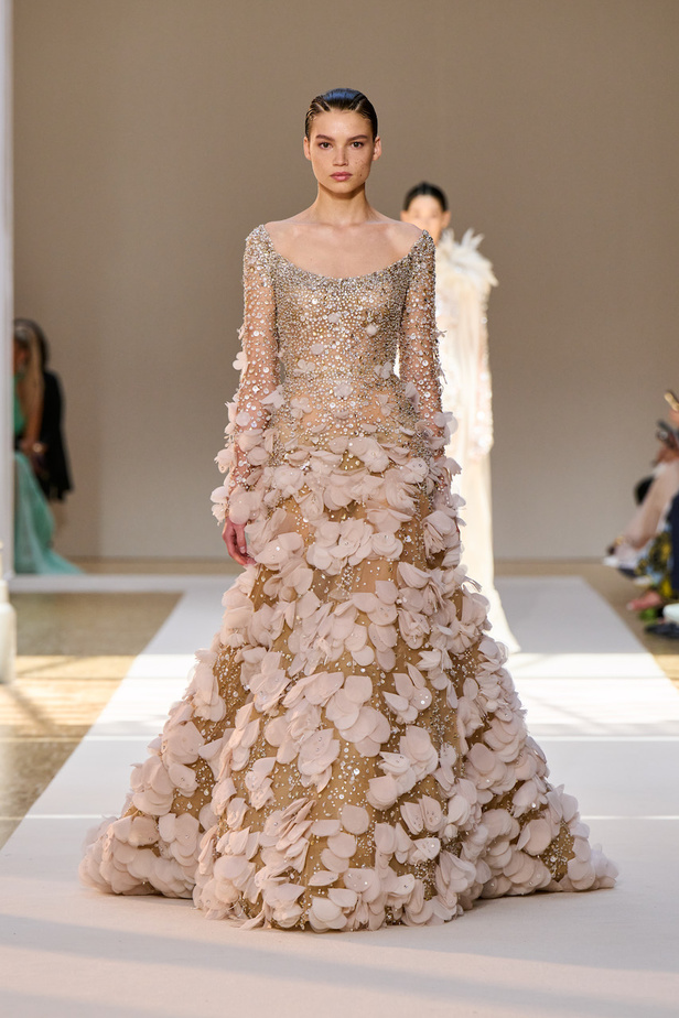 من عرض ايلي صعب للهوت كوتور لموسم خريف وشتاء 2022