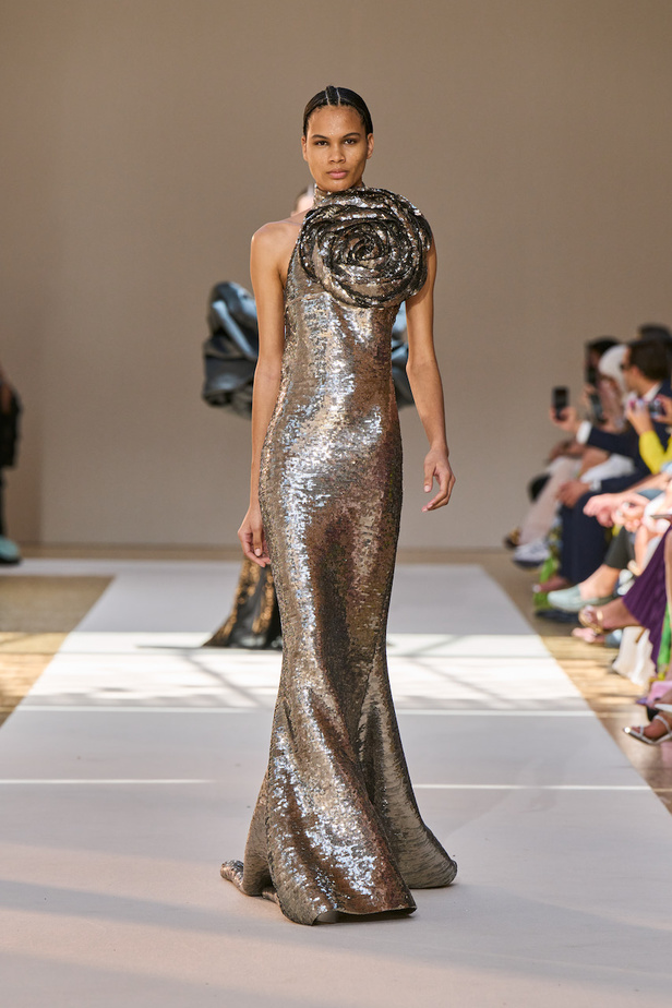 من عرض ايلي صعب للهوت كوتور لموسم خريف وشتاء 2022