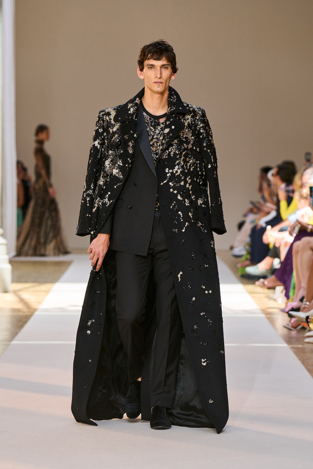 من عرض ايلي صعب للهوت كوتور لموسم خريف وشتاء 2022