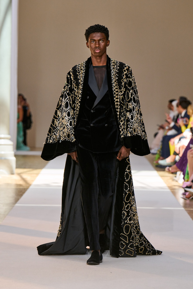 من عرض ايلي صعب للهوت كوتور لموسم خريف وشتاء 2022