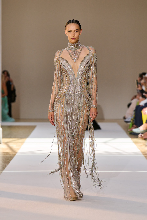 من عرض ايلي صعب للهوت كوتور لموسم خريف وشتاء 2022