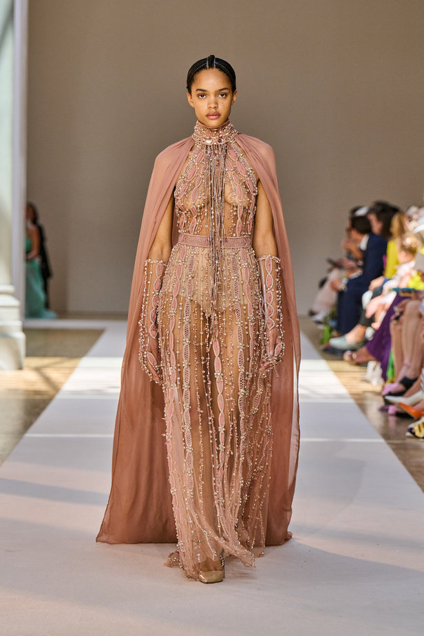 من عرض ايلي صعب للهوت كوتور لموسم خريف وشتاء 2022