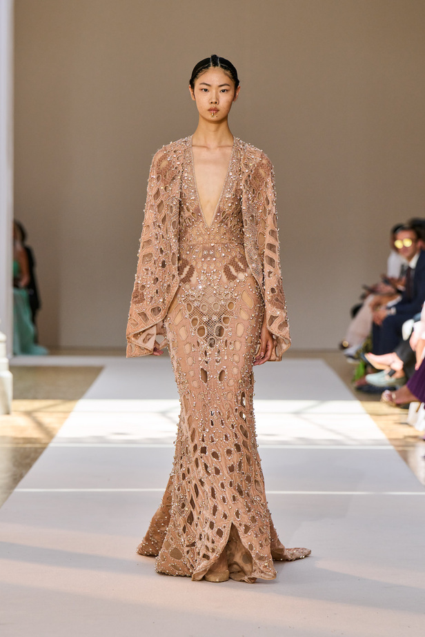 من عرض ايلي صعب للهوت كوتور لموسم خريف وشتاء 2022