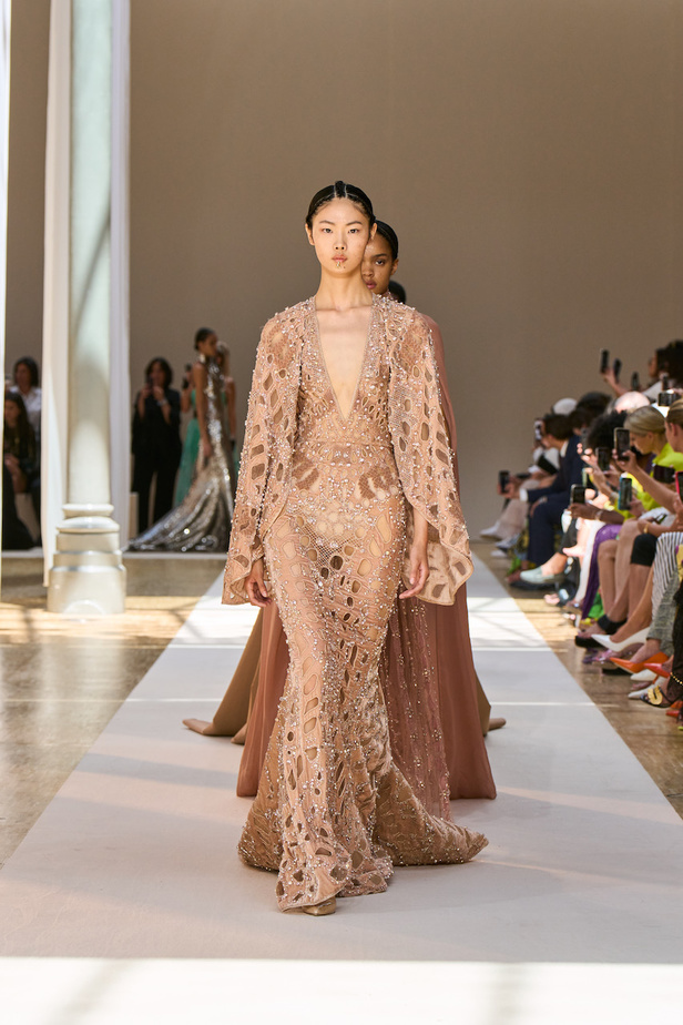 من عرض ايلي صعب للهوت كوتور لموسم خريف وشتاء 2022